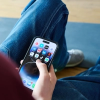 Social Media sind Alltag für Kinder und Jugendliche - aber viele haben eigene Strategien für den Umgang damit. (Symbolbild) (Foto: Annette Riedl/dpa)
