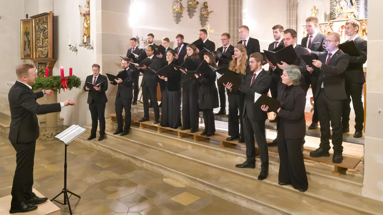 Beim Adventskonzert bot das Ensemble Sonat Vox unter der Leitung von Justus Merkel eine gute Mischung aus ambitionierten zeitgenössischen Gesangswerken und klassischem Liedgut. (Foto: Martin Stumpf)