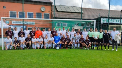 Heiß auf den Anpfiff: Die Traditionsmannschaft des 1. FC Nürnberg und die SpVgg Ansbach Allstars vor dem Benefizspiel im Xaver-Bertsch-Sportpark. (Foto: Constantin Prosch)