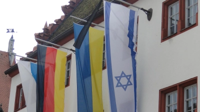 Die israelische Flagge wehte seit Ende Oktober 2023 mit Trauerflor aus Solidarität mit den Opfern des Hamas-Überfalls am Ansbacher Rathaus. (Foto: Winfried Vennemann)