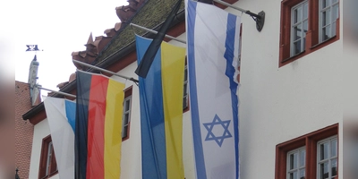 Die israelische Flagge weht seit Ende Oktober 2023 mit Trauerflor aus Solidarität mit den Opfern des Hamas-Überfalls am Rathaus. (Archivfoto: Winfried Vennemann)