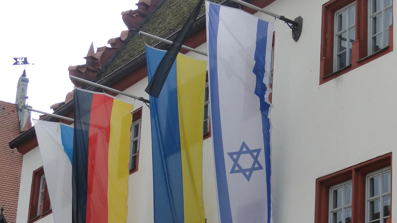 Die israelische Flagge weht seit Ende Oktober 2023 mit Trauerflor aus Solidarität mit den Opfern des Hamas-Überfalls am Rathaus. (Archivfoto: Winfried Vennemann)