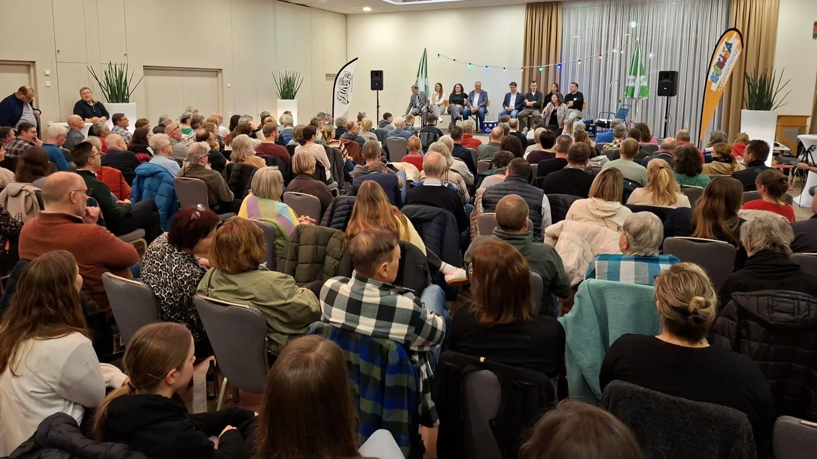 Das Kandidatengrillen in Neuendettelsau sorgte für einen vollen Saal. Außergewöhnlich ist, dass sich Jugend- und Seniorenrat hierfür zusammengetan haben. (Foto: Janet Lehmann)