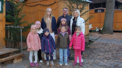 Stimmten auf den Budenzauber im Spitalhof ein (hinten, von links): Christkind Isabell Kögler, Karl Reinhardt und Kyra Hoffmann vom Organisationsteam sowie die Engelchen (mittlere Reihe, von links) Lia Baumgärtner, Leni Kranz, (vorne, von links) Luisa Kranz, Pia Neitzel, Emilia Ohr und Lea Kranz. (Foto: Markus Weinzierl)