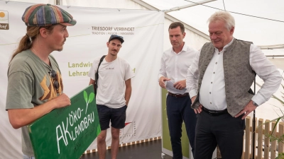 Eine spontane Aktion am Johannitag: Ein Student des Arbeitskreises Ökolandbau konfrontierte den Bundeslandwirtschaftsminister Alois Rainer (rechts) auf der Bühne mit Fragen zur ökologischen Landwirtschaft. (Foto: Mirko Fryska)