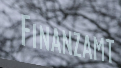 Das Stuttgarter Finanzamt. Bundesweit ist die Zahl der Klagen gegen Steuerbescheide stark gesunken. (Symbolbild) (Foto: Bernd Weißbrod/dpa)