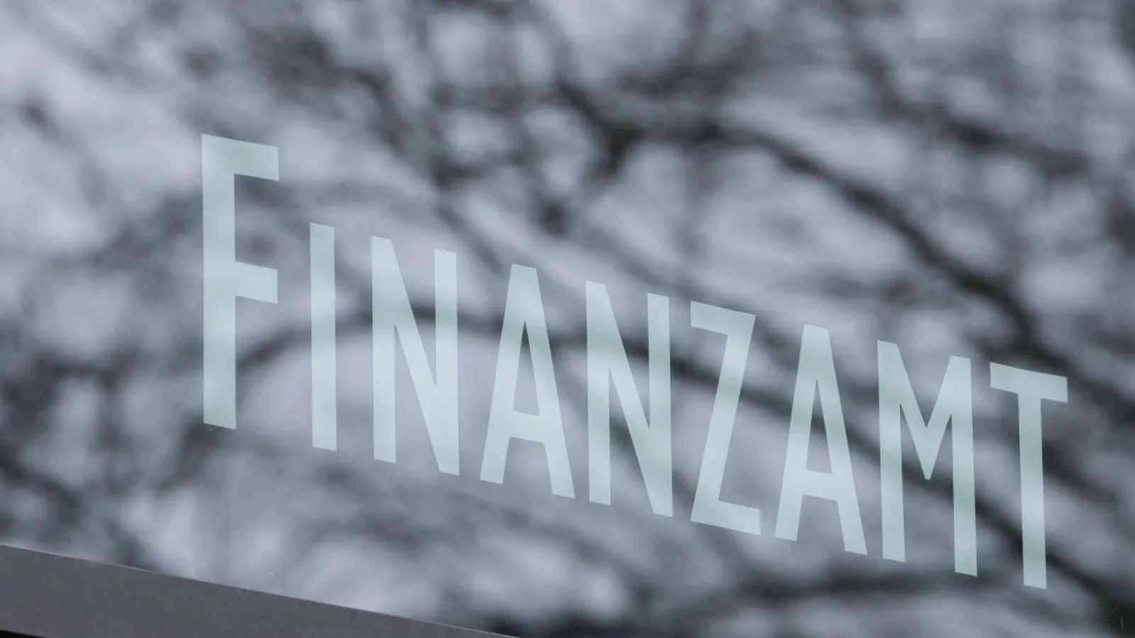 Das Stuttgarter Finanzamt. Bundesweit ist die Zahl der Klagen gegen Steuerbescheide stark gesunken. (Symbolbild) (Foto: Bernd Weißbrod/dpa)