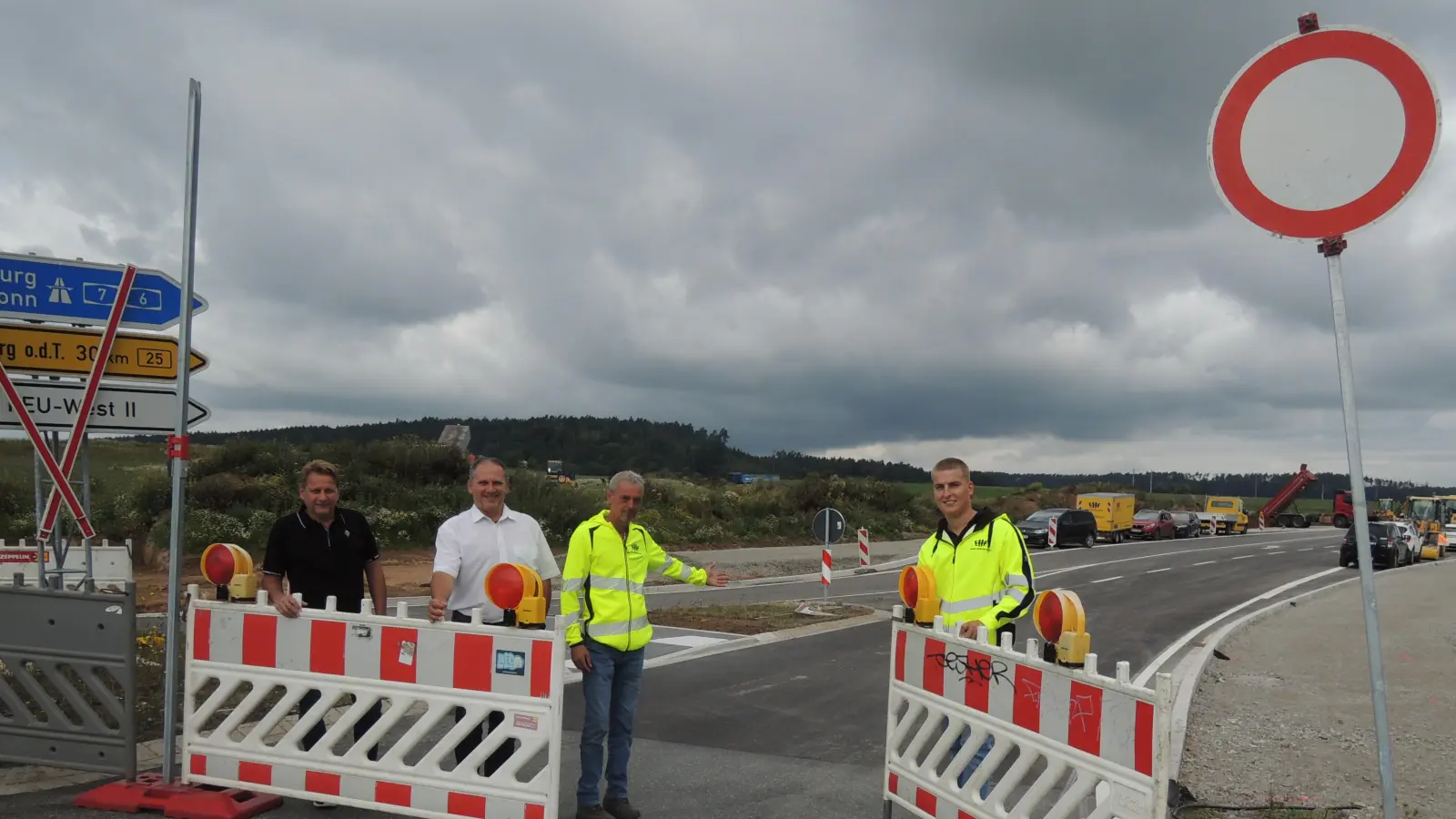 Seit Freitagnachmittag kann der Verkehr auf der B25 zwischen Feuchtwangen und Dorfgütingen wieder fließen (von links): Holger Hutmann von der Bauverwaltung und zweiter Bürgermeister Walter Soldner zusammen mit Bauleiter Werner Graßmüller und Felix Röschenthaler von der Firma EHF kurz vor der Freigabe. (Foto: Peter Zumach)