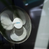 Ventilatoren schaffen kurzfristig Abhilfe. Doch sie haben auch Nachteile. (Foto: Karl-Josef Hildenbrand/dpa/dpa-tmn)