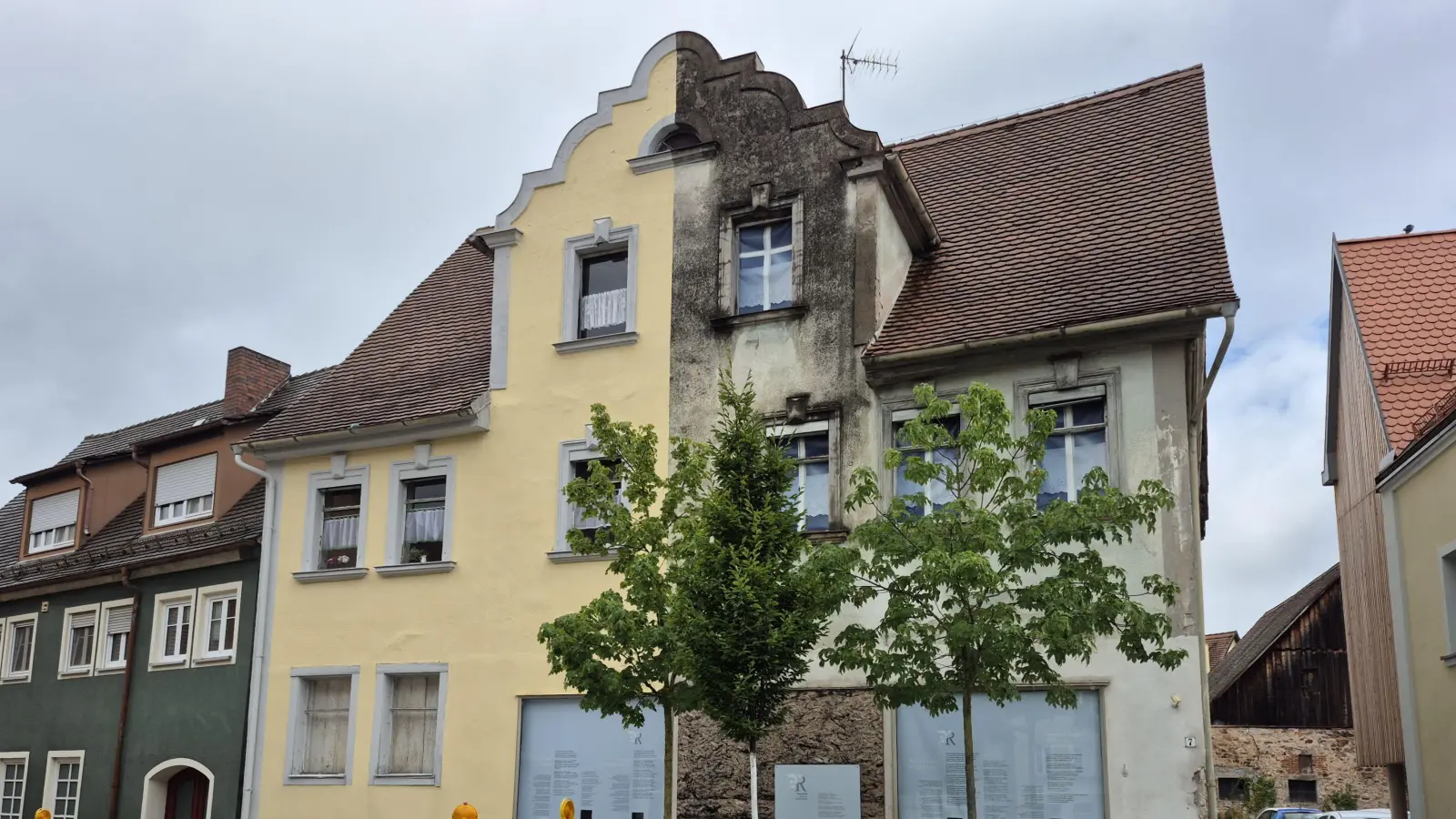 Das Banse-Haus in Feuchtwangen harrt weiter einer neuen Nutzung. Derzeit steht es im Mittelpunkt des Ausstellungsprojekts „Romantik: Wunsch und Wirklichkeit“, das die Chancen, Risiken und Perspektiven sanierungsbedürftiger historischer Gebäude hinterfragt und zum Nachdenken anregen soll. (Foto: Peter Zumach)