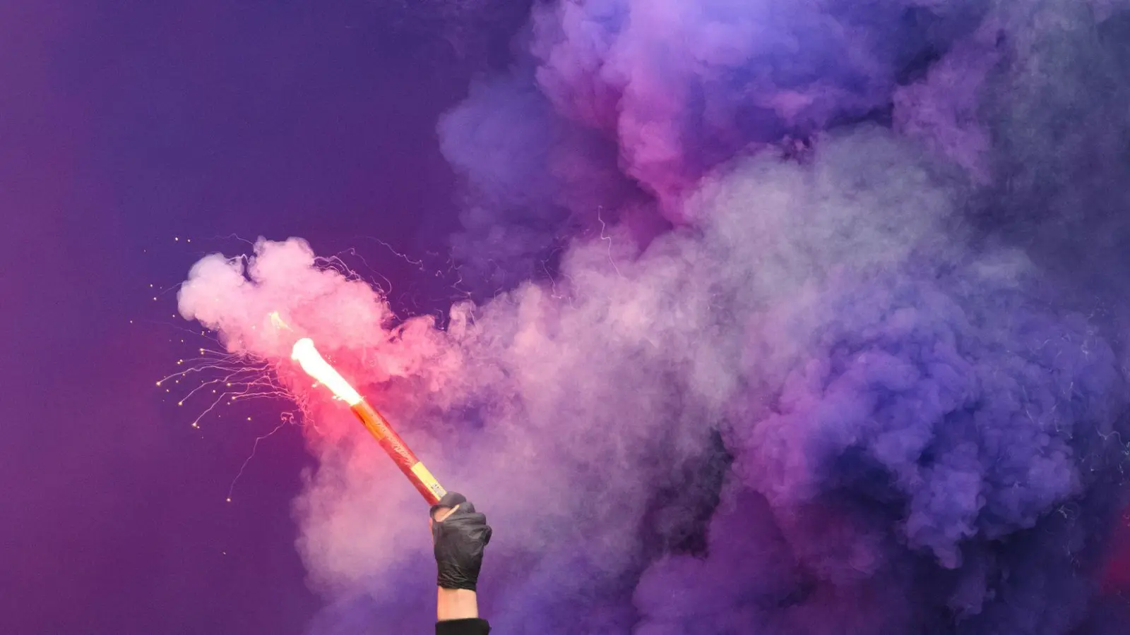 13 Clubs aus dem deutschen Profi-Fußball haben einem Medienbericht zufolge ein Positionspapier entwickelt, in dem die Strafen für Pyrotechnik-Vergehen kritisiert werden. (Foto: Robert Michael/dpa)