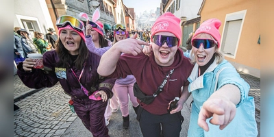 Zum Faschingsumzug in Emskirchen versammeln sich traditionell Tausende Närrinnen und Narren im Ort. (Archivbild: Mirko Fryska)
