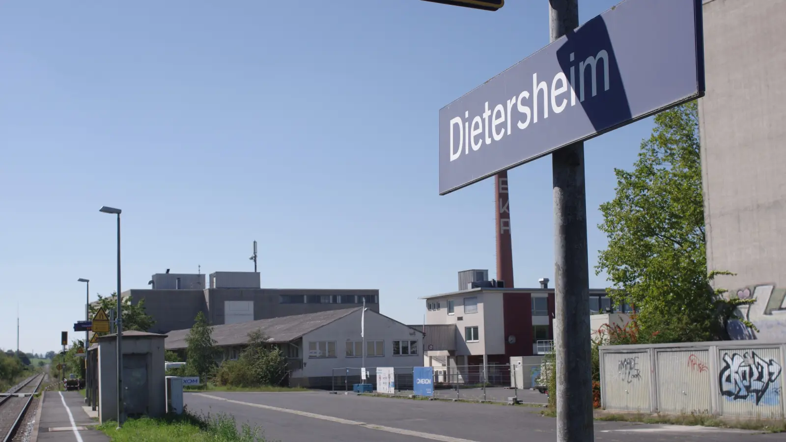 Auf dem ehemaligen EKA-Gelände, etwa in der Höhe des Dietersheimer Bahnhalts, soll nach dem Willen des Landkreises ein Containerdorf für Geflüchtete entstehen. (Foto: Tizian Gerbing)