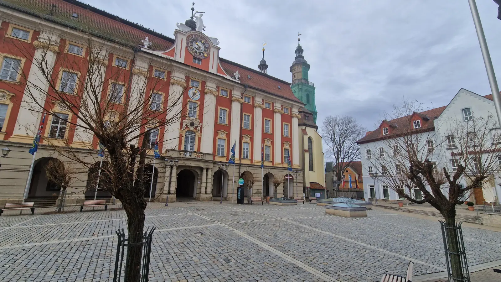 Der am Freitag menschenleere Marktplatz soll sich am Sonntag bei einer Kundgebung gegen Rechtsextremismus mit vielen Teilnehmern füllen. (Foto: Simone Schuller)