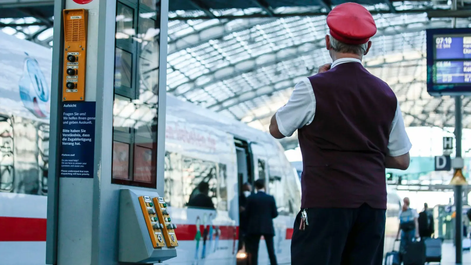 Die Bahn sucht neue Fahrdienstleiter, Elektroniker und Lokführer. Einen Teil des benötigten Personals will das Unternehmen selbst ausbilden. (Foto: Carsten Koall/dpa)