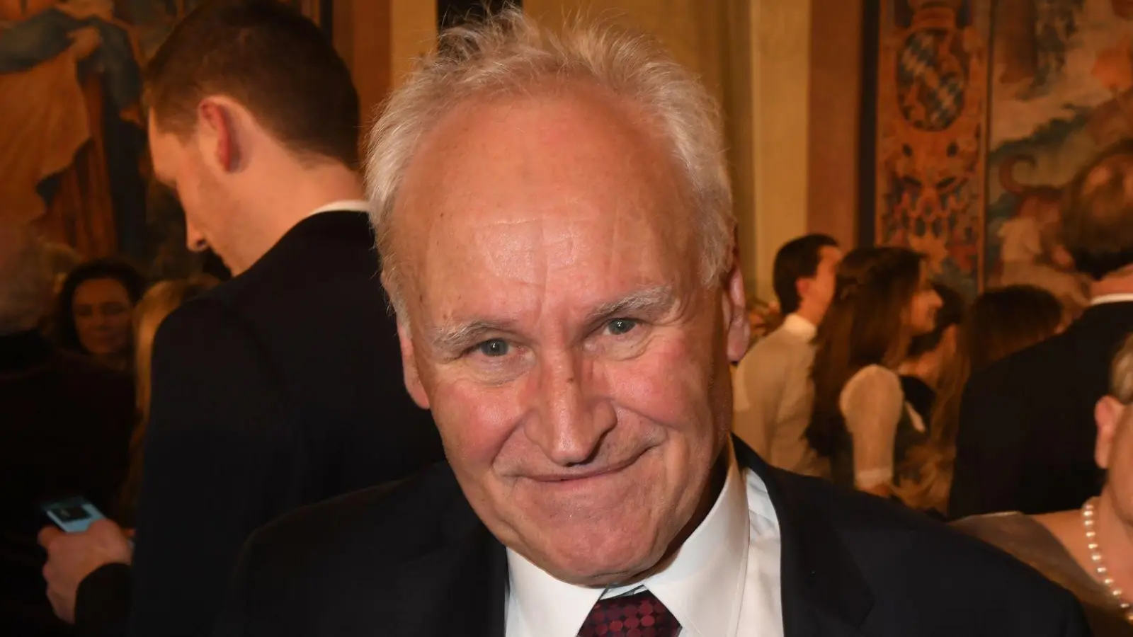 Huber spricht sich für die Aufnahme von Schulden aus.  (Foto: Felix Hörhager/dpa)