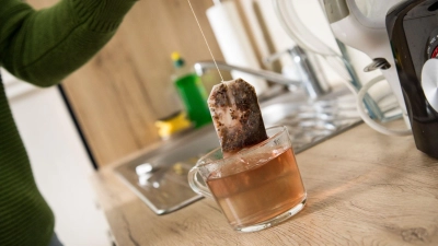 Wie viel Frucht ist wirklich im Früchtetee? An der Zutatenliste kann man es erkennen. (Foto: Christin Klose/dpa-tmn)