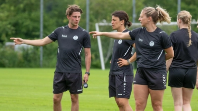 Da geht es lang zum Klassenerhalt: Die Trainerinnen Julia Brückner (2. von links) und Meike Wischgoll (2. von rechts) im Austausch mit Maximilian Müller. (Foto: Markus Zahn)