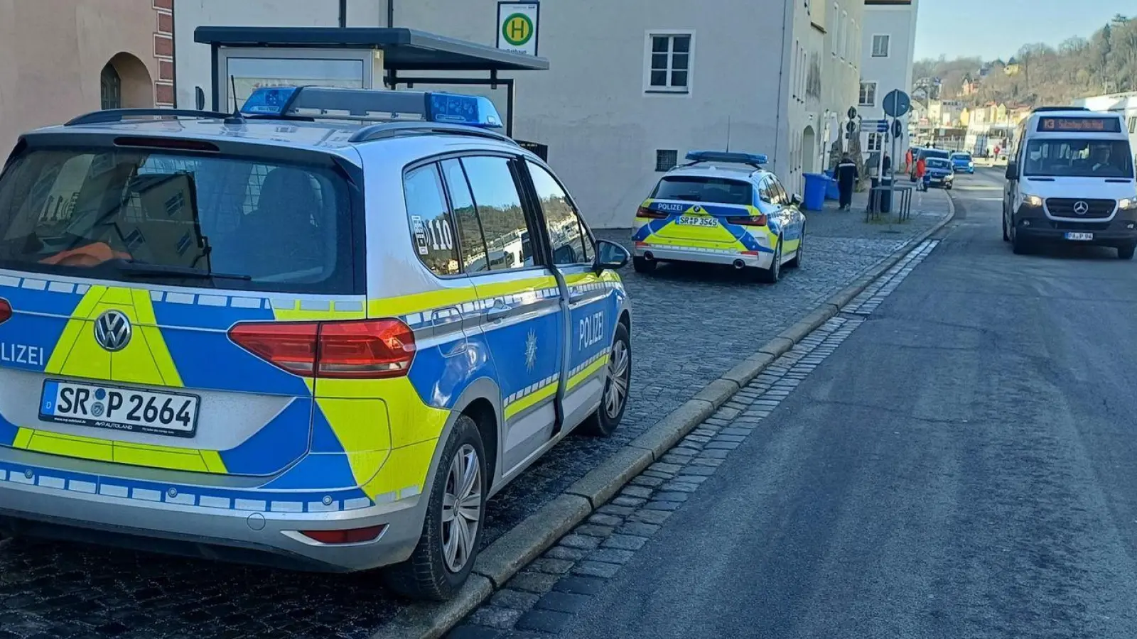 Die Polizei suchte in Passau mit mehreren Streifen und einem Hubschrauber nach dem Mann.  (Foto: Markus Zechbauer/zema-medien.de/dpa)