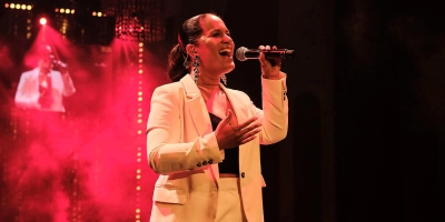 Jenny Tatum verzauberte das Publikum bei der Wedding King Award Gala mit einer emotionalen Interpretation des Songs&nbsp;„You Say“ von Lauren Daigle. (Foto: Capture Life Photo & Film via Wedding King Awards/ Luis Ruesing)