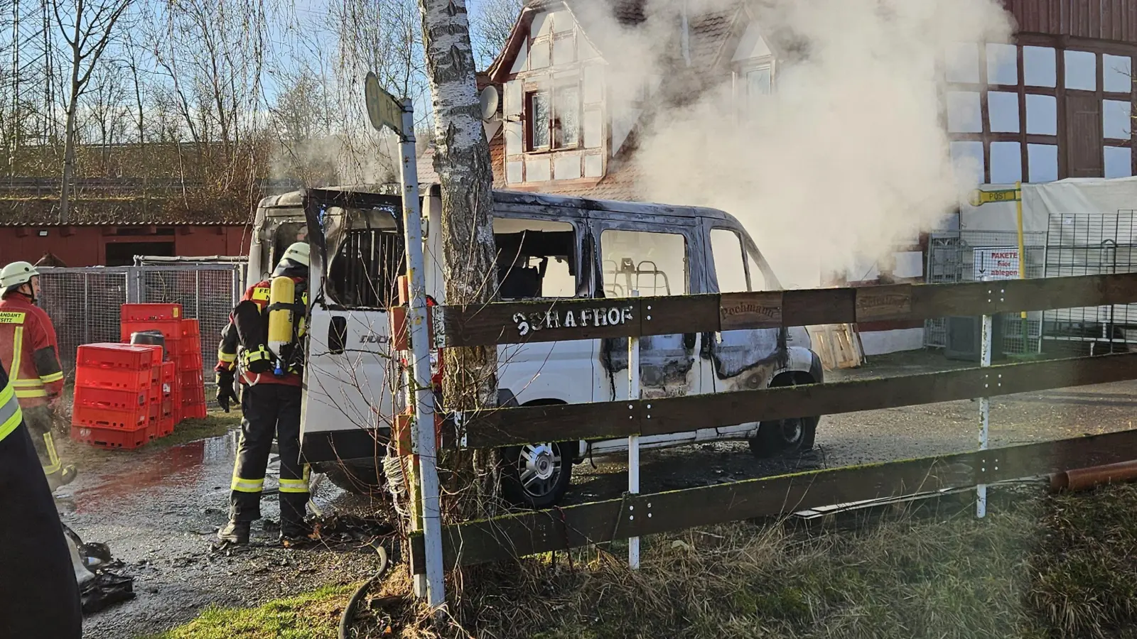 Am Schafhof bei Neusitz haben am Donnerstag ein Kleinbus und ein Gebäude gebrannt. (Foto: Feuerwehr Rothenburg)