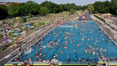An heißen Sommertagen tummeln sich teilweise bis zu 10.000 Gäste im Nürnberger Westbad. (Archivbild) (Foto: Daniel Karmann/dpa)