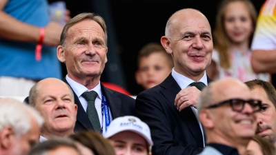Neuendorf (r.) und Watzke (l.) sind die DFB-Verhandlungsführer bei der Bundestrainer-Suche. (Archivbild).  (Foto: Tom Weller/dpa)