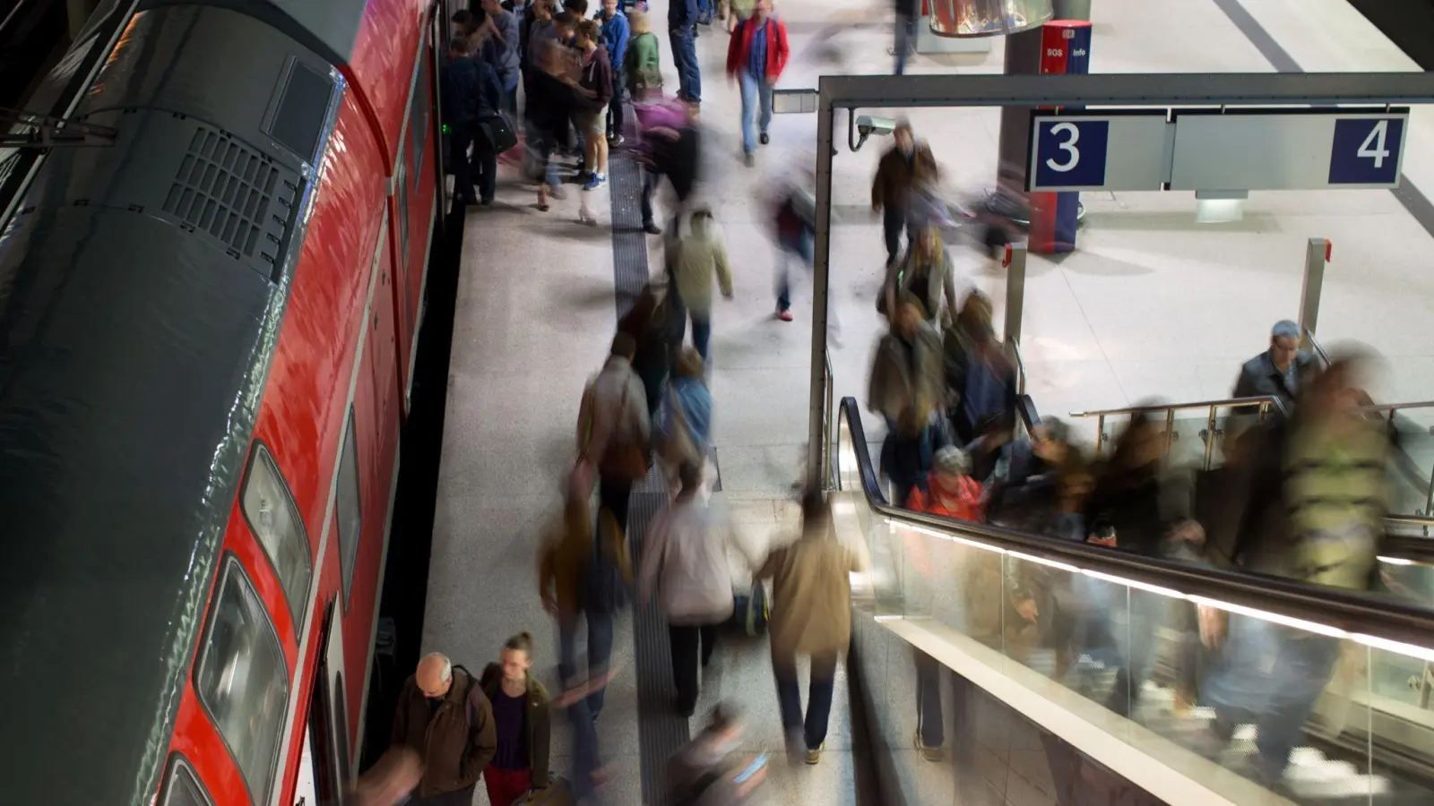 Pendler verlassen im Berliner Bahnhof Potsdamer Platz eine Regionalbahn. (Foto: Kay Nietfeld/dpa)