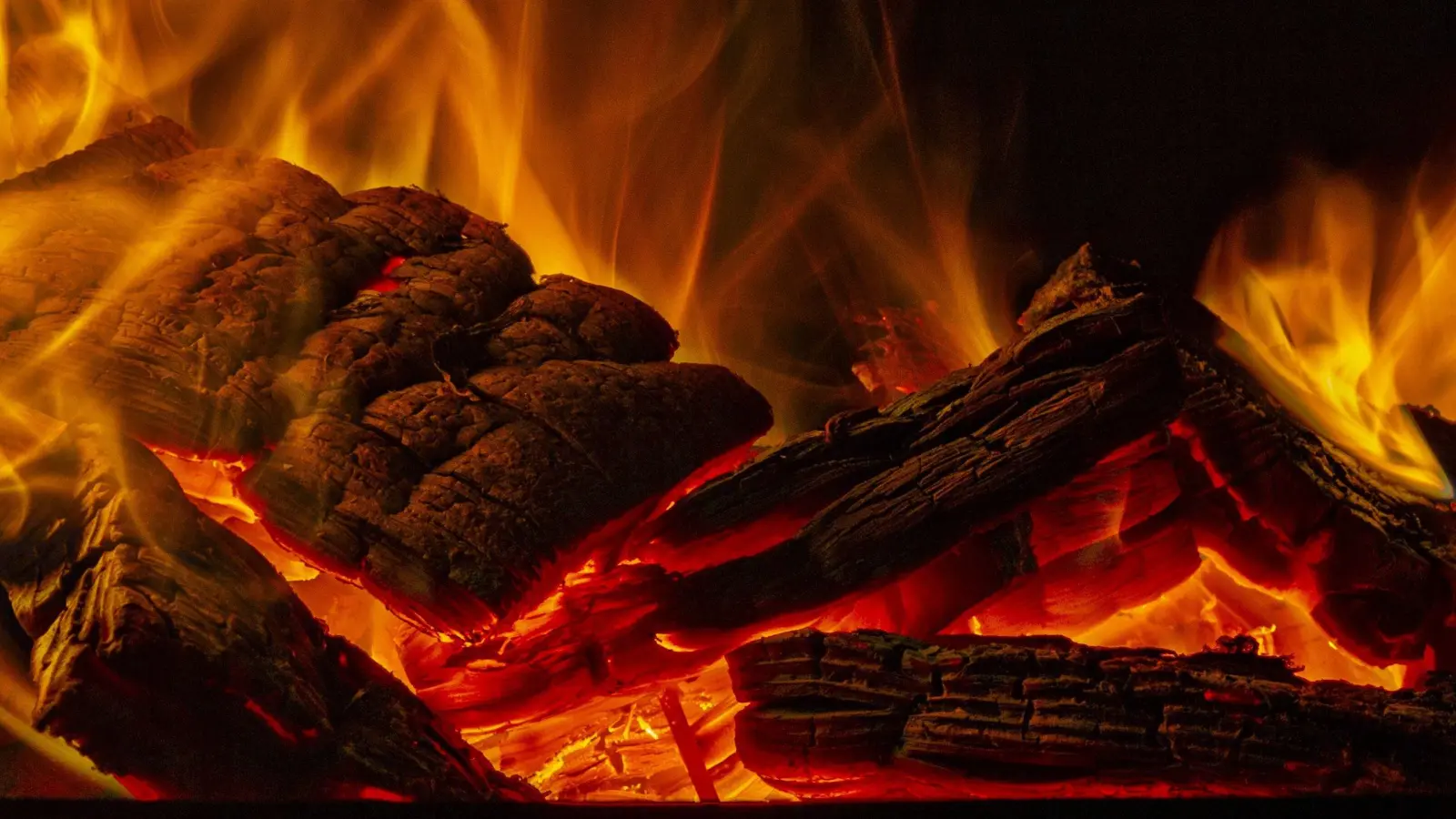 Scheitholz bietet das charakteristische Knistern und Flammenspiel. (Foto: Pixabay)