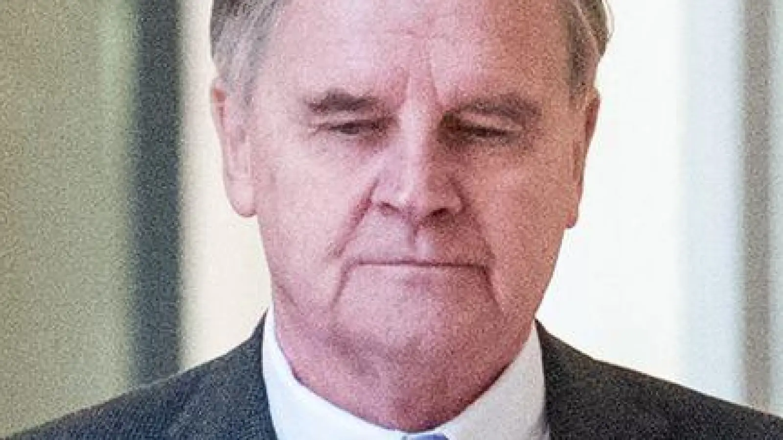 Zeuge Otmar Kury auf dem Weg in den Gerichtssaal (Foto: Daniel Bockwoldt/dpa)
