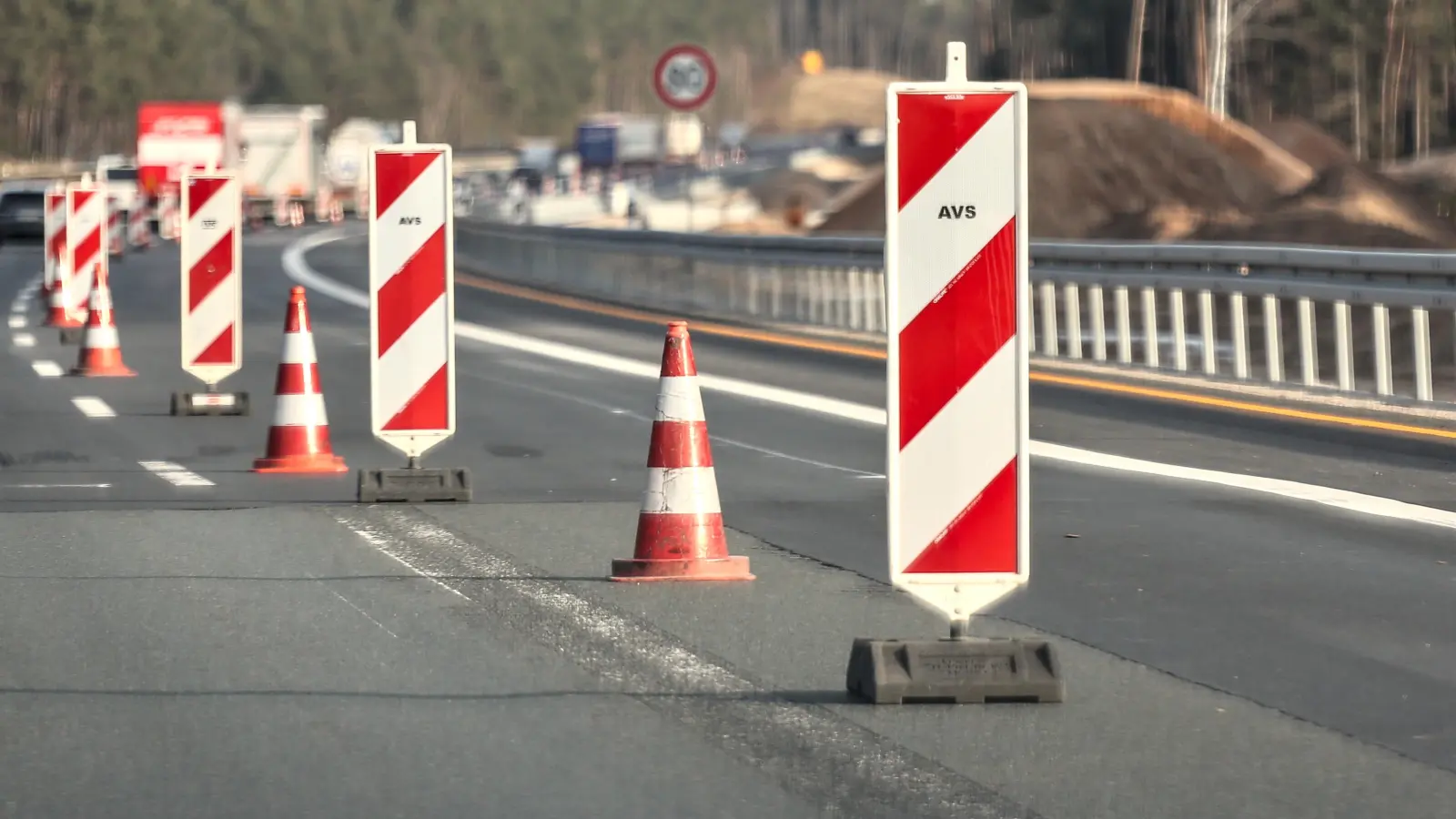 Auch Warnbaken wie diese soll der Unbekannte aus dem Weg geräumt haben. (Symbolbild: Tizian Gerbing)