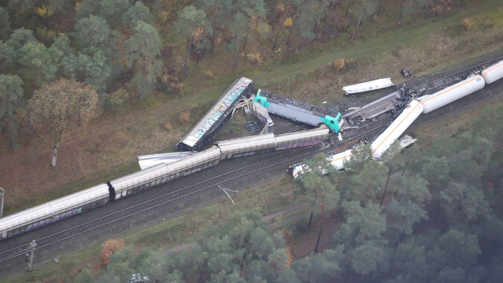 Kollision zweier Güterzüge: Die Unfallstelle im Landkreis Gifhorn. (Foto: ---/Bundespolizeiinspektion Hannover/dpa)