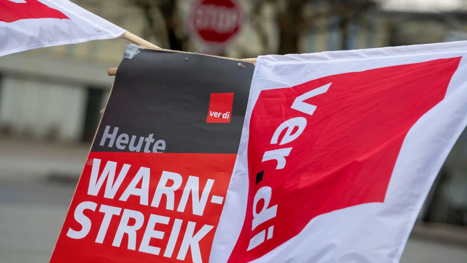 Busse, Straßen- und U-Bahnen bleiben am Freitag und Samstag in vielen bayerischen Städten stehen. (Archivbild) (Foto: Stefan Puchner/dpa)
