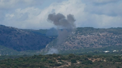 Der gegenseitige Beschuss zwischen Israel und der Hisbollah im Libanon geht unvermindert weiter.  (Foto: Baz Ratner/AP/dpa)