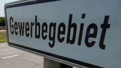 Jeden Tag werden umgerechnet 11 Fußballfelder in Bayern neu für Straßen, Wohn- oder Gewerbegebiete überbaut. (Symbolbild) (Foto: Lino Mirgeler/dpa)