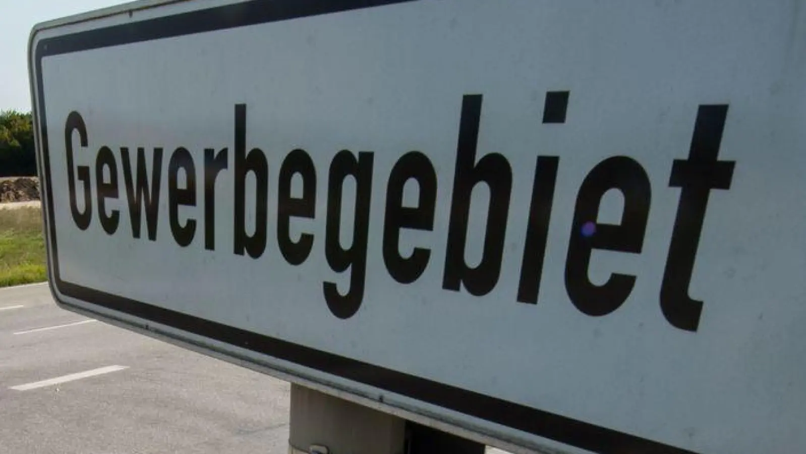 Jeden Tag werden umgerechnet 11 Fußballfelder in Bayern neu für Straßen, Wohn- oder Gewerbegebiete überbaut. (Symbolbild) (Foto: Lino Mirgeler/dpa)