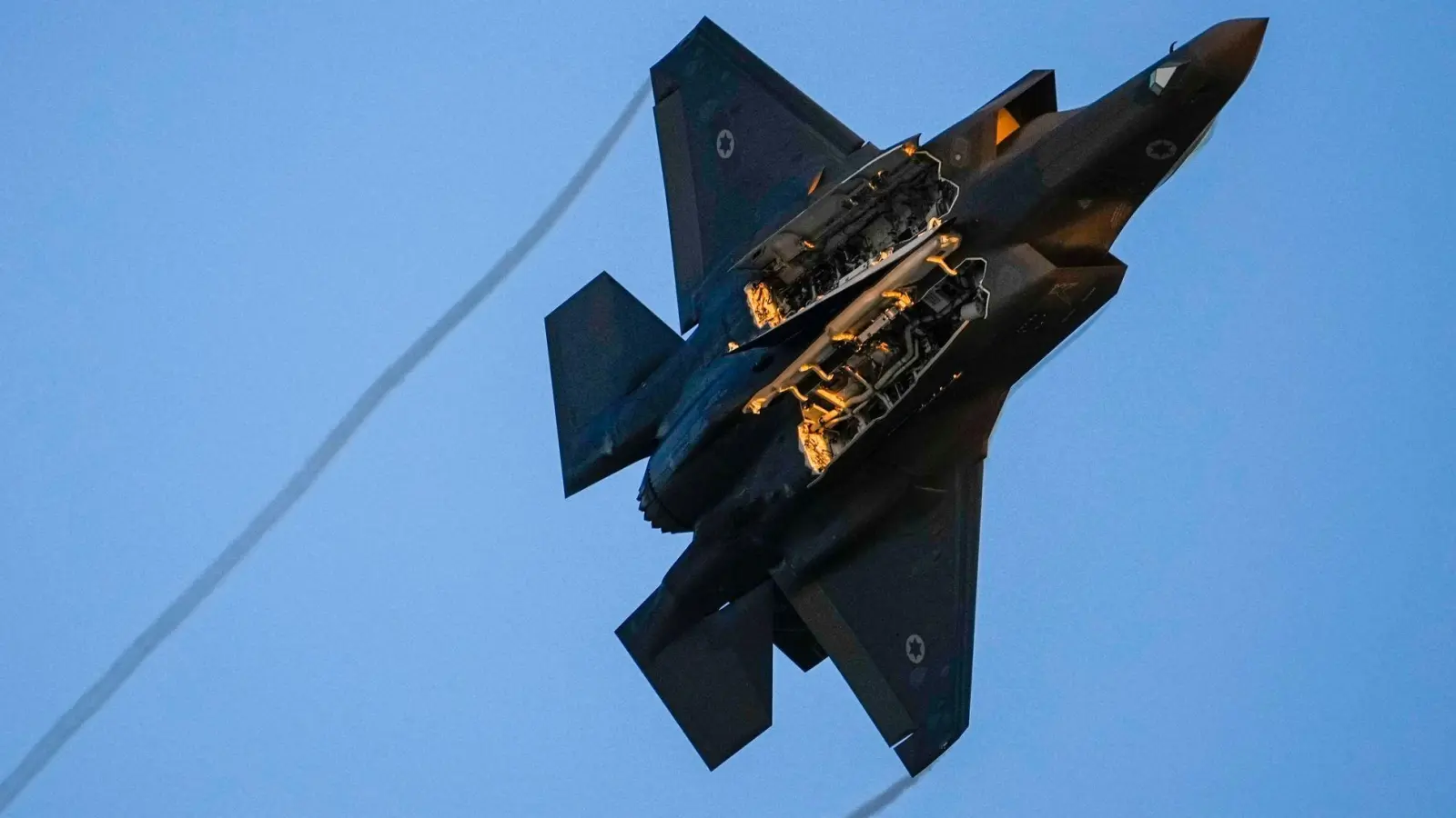 Das zweite Besatzungsmitglied eines über dem Iran abgeschossenen Kampfjets ist gerettet. (Archivbild)  (Foto: Tsafrir Abayov/AP/dpa)