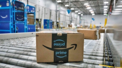 Die Verbraucherzentrale NRW hat den Online-Händler Amazon wegen einer Preiserhöhung im Sommer 2022 verklagt.  (Archivbild) (Foto: Richard Vogel/AP/dpa)