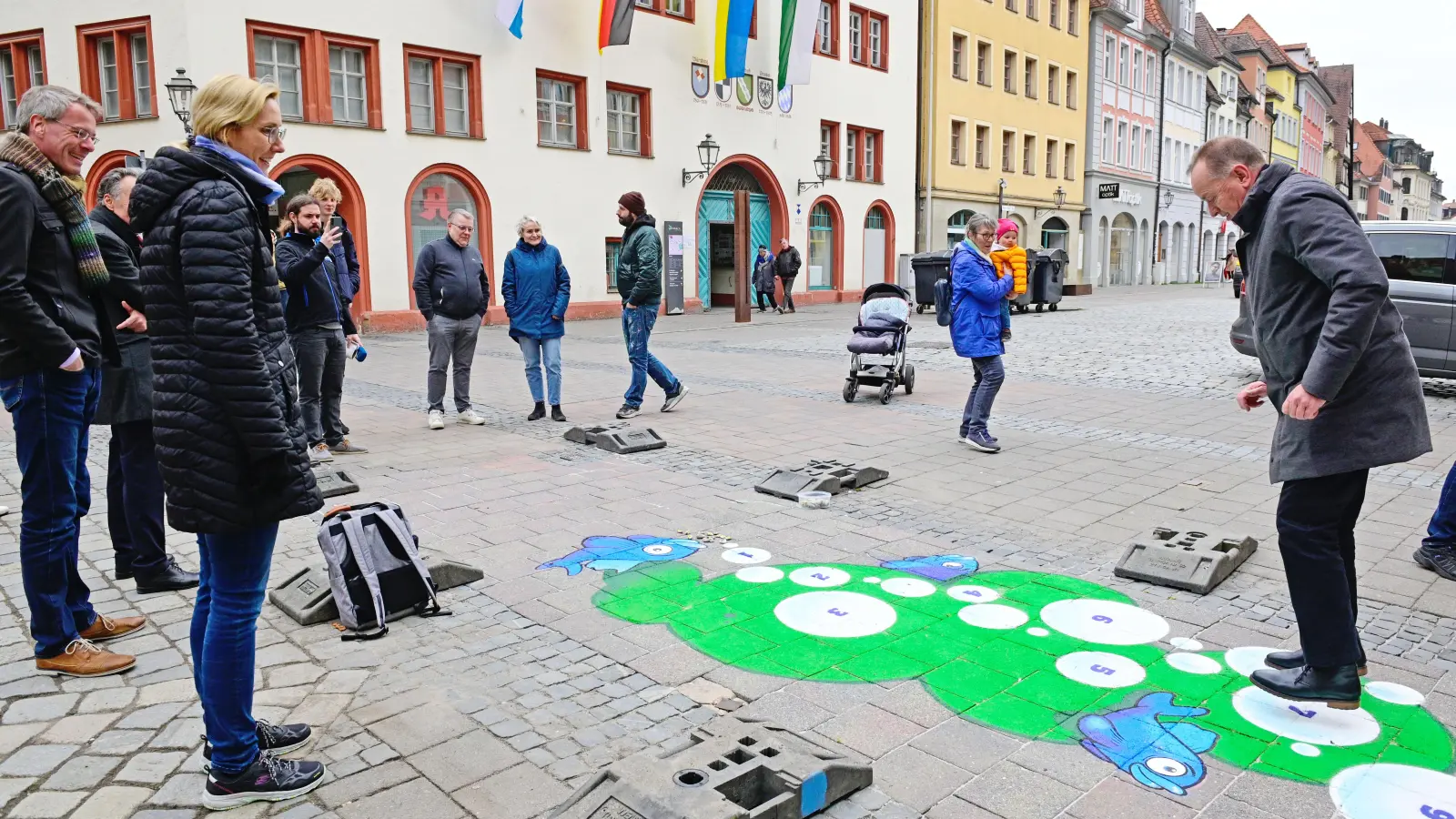 Anfangs zwickte es im Knie, nach wenigen Minuten hob aber auch der Oberbürgermeister ab: Thomas Deffner machte bei der Vorstellung des Hüpfspiels einen Ausflug in Kindertage. (Foto: Jim Albright)