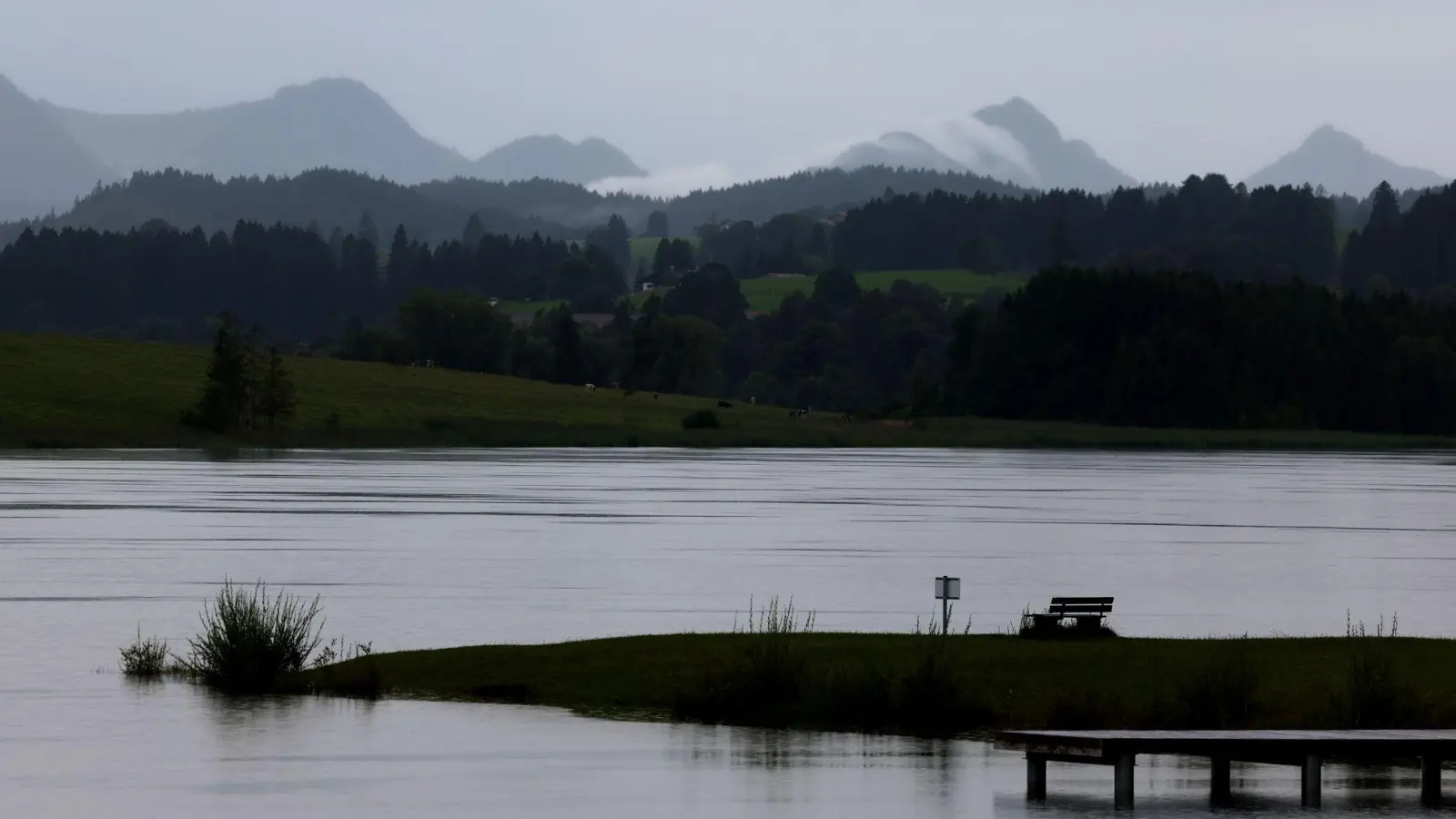 Am Alpenrand sind Gewitter angekündigt. (Archivfoto) (Foto: Karl-Josef Hildenbrand/dpa)