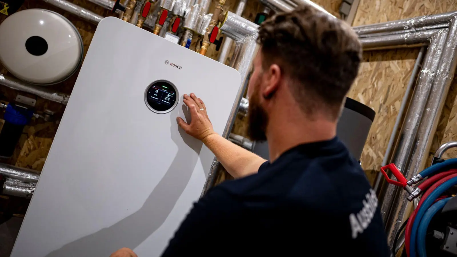 Wer eine alte Gas- oder Ölheizung gegen eine moderne Alternative tauscht, kann noch immer von einer staatlichen Förderung profitieren. (Foto: Fabian Sommer/dpa/dpa-tmn)