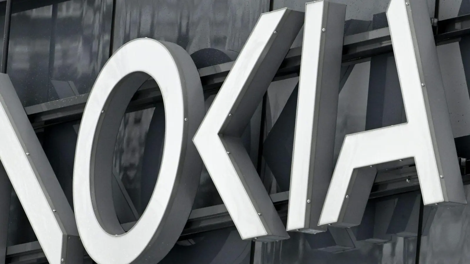 Das Nokia-Firmenlogo am Hauptsitz in Finnland. (Symbolbild)  (Foto: Heikki Saukkomaa/Lehtikuva/dpa)