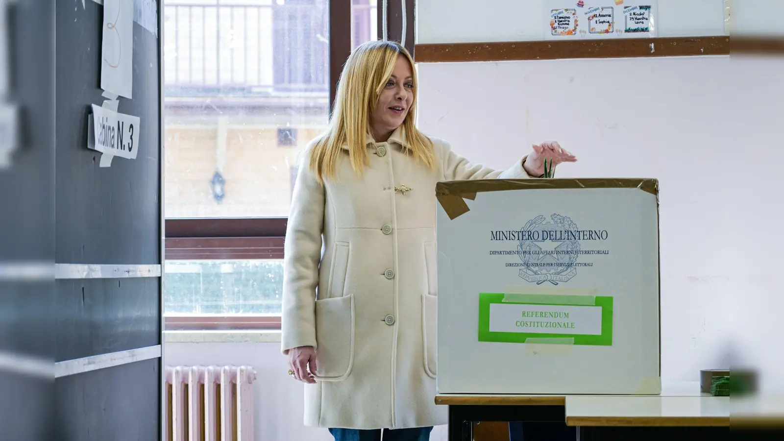 Bei der Stimmabgabe gab sich Ministerpräsidentin Giorgia Meloni noch zuversichtlich. (Foto: Valentina Stefanelli/LaPresse/AP/dpa)