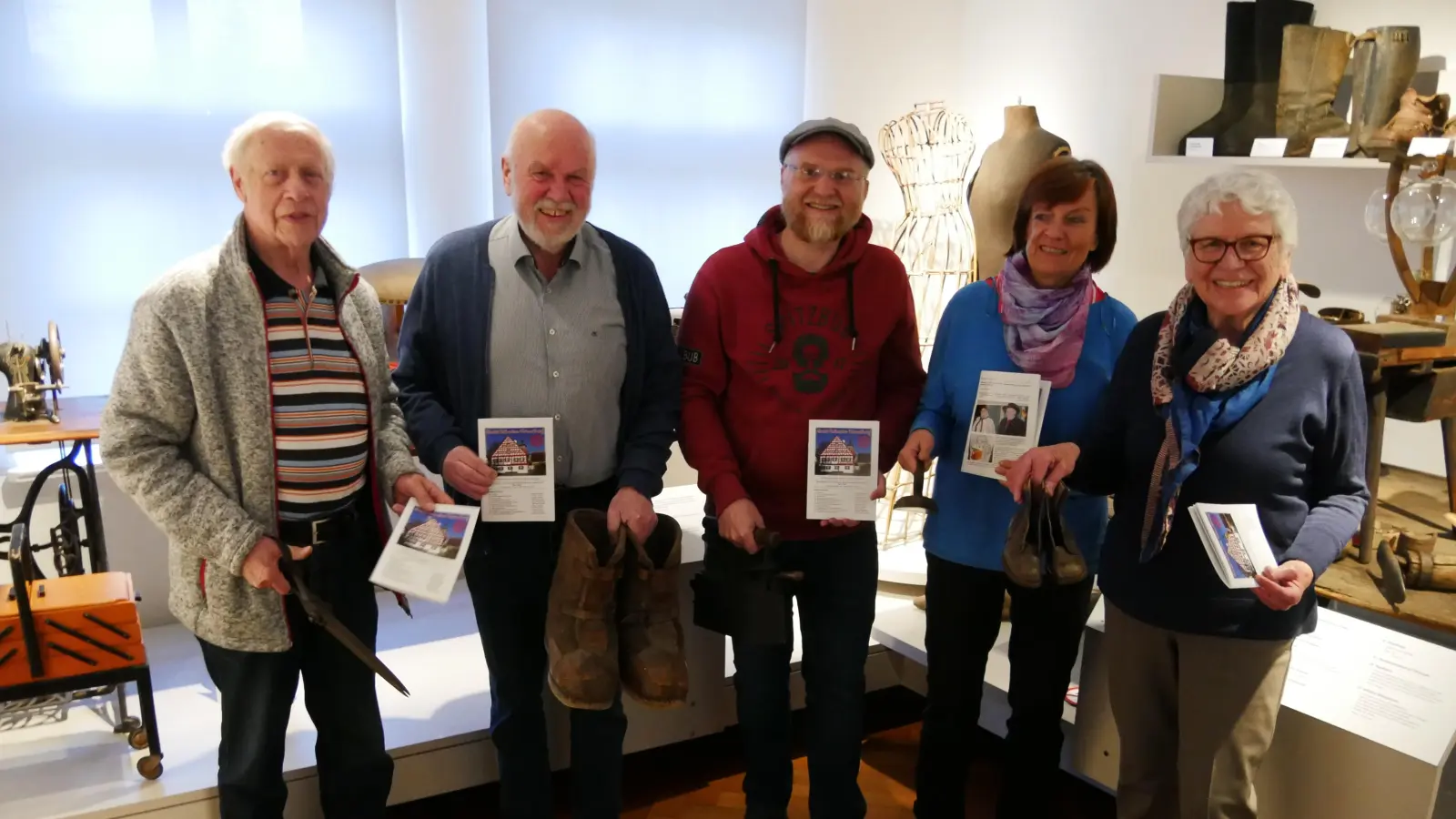 Vorstellung des neuen Heimatbriefs in der Schusterabteilung des Museums Markt Erlbach von Reiner Leinsle, Gerhard Wagner, Robert Zöllner, Birgit Fleischmann und Christel Fleischmann (von links). (Foto: Ulli Ganter)