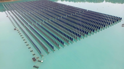 Normalerweise sind Solarpanele bei schwimmenden Anlagen flach auf dem Wasser - hier stehen sie aufrecht.  (Foto: Peter Kneffel/dpa)