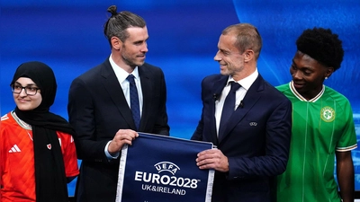 Bei der Vergabe der EM 2028 freuten sich der Waliser Gareth Bale (l) und UEFA-Präsident Aleksander Ceferin auf ein Turnier mit fünf Ausrichtern - nun wackelt Nordirland. (Foto: Mike Egerton/PA Wire/dpa)