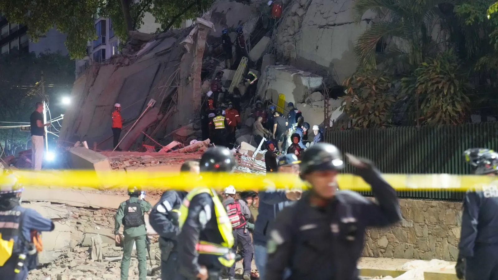 Nach zwei heftigen Erdbeben in Venezuela steigt die Zahl der Toten. (Foto: Ariana Cubillos/AP/dpa)