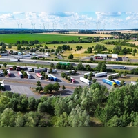 Idyllisch: So schön wie es auf dieser Rastanlage aus der Luft aussieht, geht es nicht immer zu - denn manchmal herrscht richtig Hochbetrieb und Parkplätze sind dann Mangelware. (Foto: Patrick Pleul/dpa/dpa-tmn)