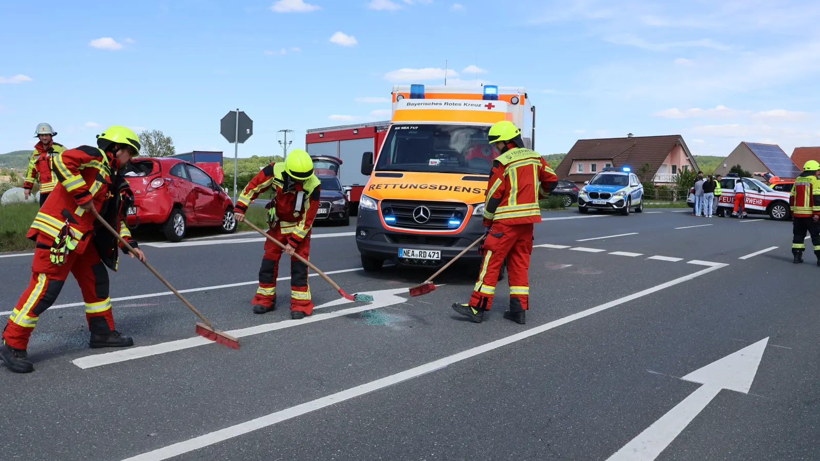 Mit einer leichtverletzten Autofahrerin ging der Unfall am Dienstagnachmittag bei Oberlaimbach verhältnismäßig glimpflich ab, so dass die Hilfskräfte rasch die Bundesstraße 8 wieder für den Verkehr bereitmachen konnten. (Foto: Andreas Reum)