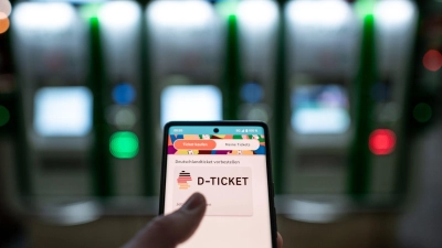 Mehr als 14 Millionen Menschen nutzen das Deutschlandticket derzeit. (Symbolbild) (Foto: Fabian Strauch/dpa)